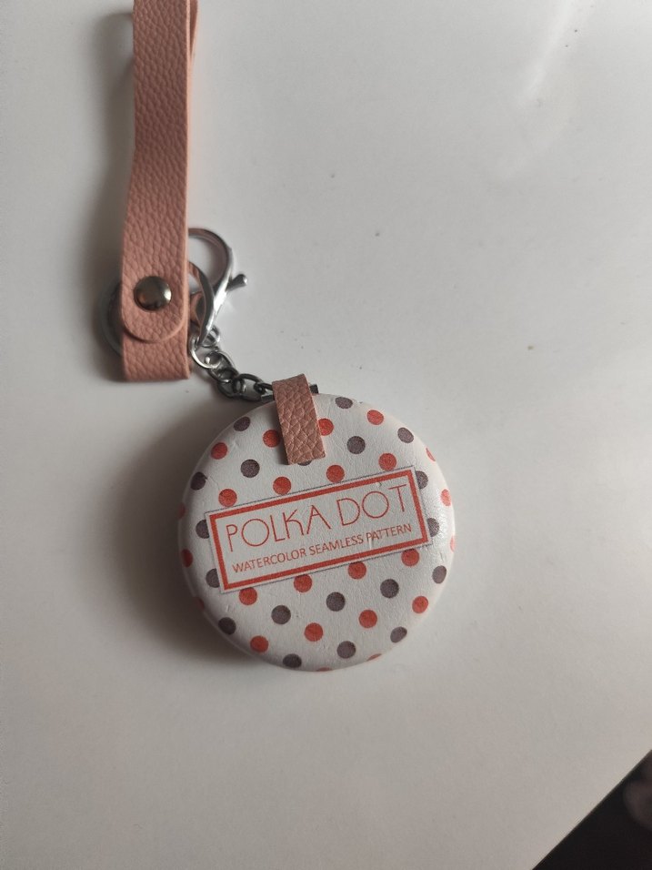 Pembe Puantiyeli Zincir Detaylı Anahtarlık Ayna | Şık Tasarım - Görsel 2