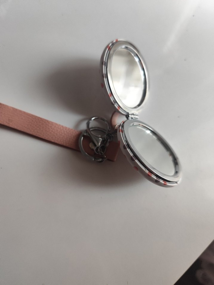 Pembe Puantiyeli Zincir Detaylı Anahtarlık Ayna | Şık Tasarım - Görsel 3