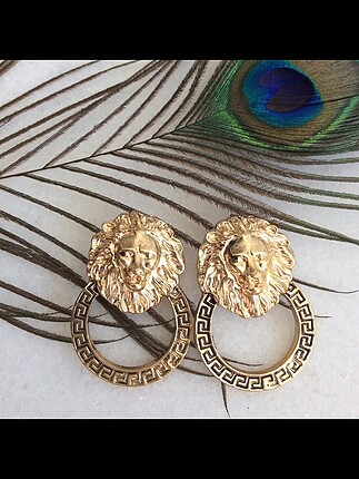 Sarı altın renk,aslan başı Versace modeli küpe
