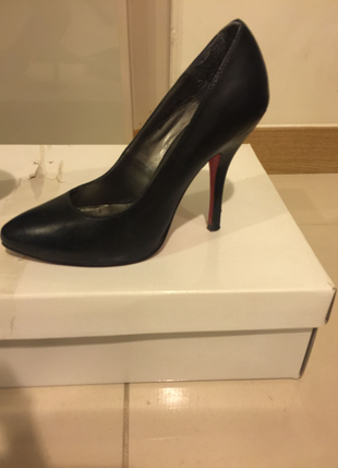 Az kullanılmış çok iyi durumda stiletto