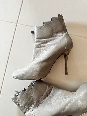 Charles & Keith Deri bot