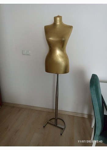 38 Beden Altın Rengi Metal Manken