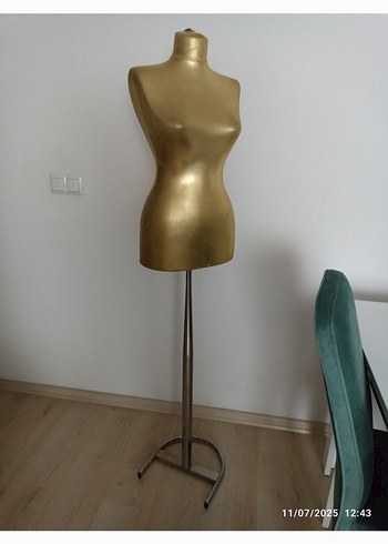 Altın Rengi Metal Manken