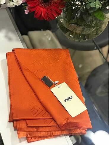 Fendi jakarlı şal