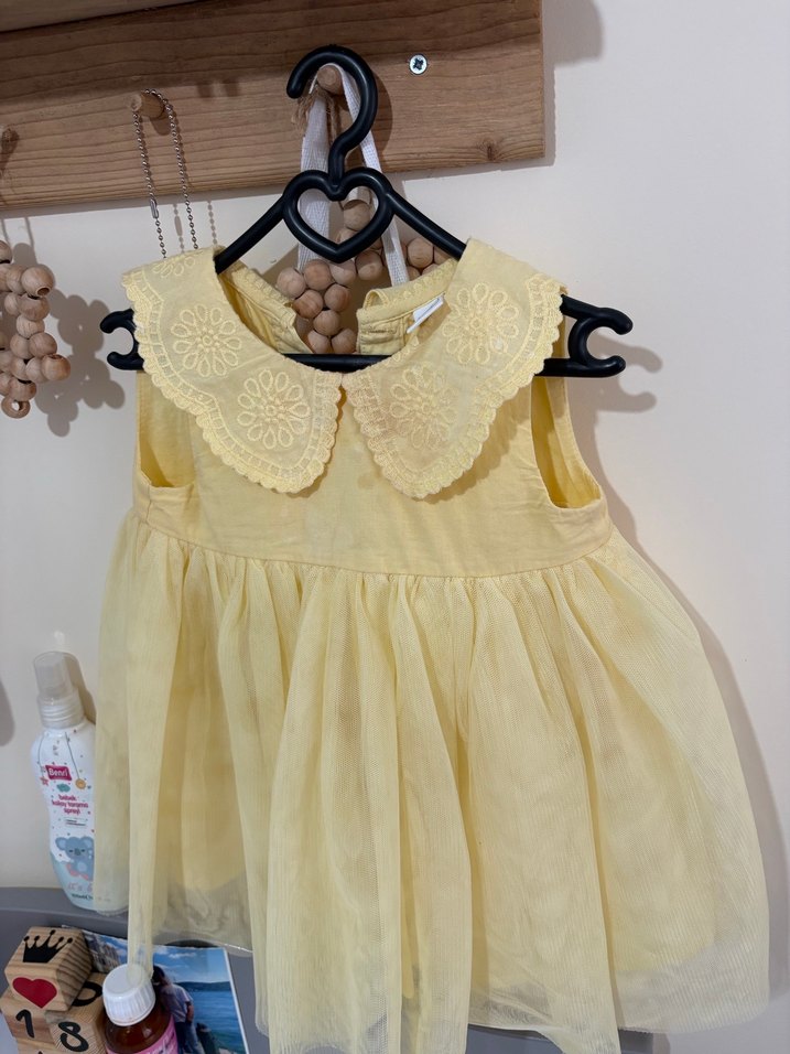Sarı Nakışlı Fırfırlı Kız Elbisesi - Görsel 3