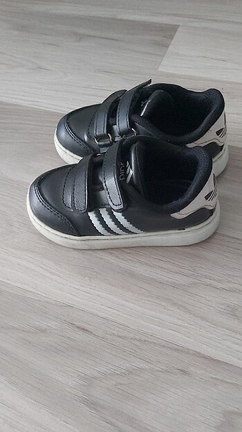 Adidas Spor ayakkabı.