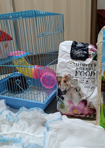 Yepyeni hamster kafesi ve tüm malzemeleri