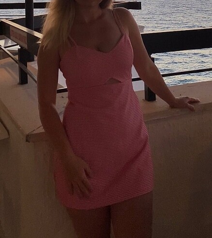 Pembe kareli elbise