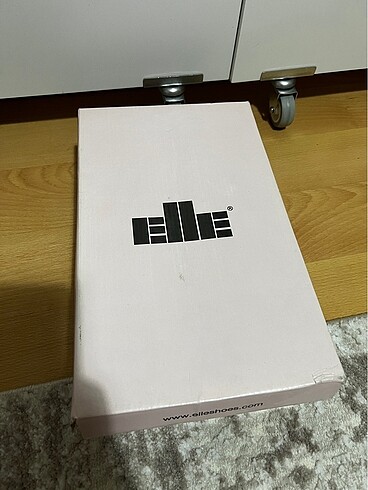 Elle Bilek bantlı topuklu süet ayakkabı