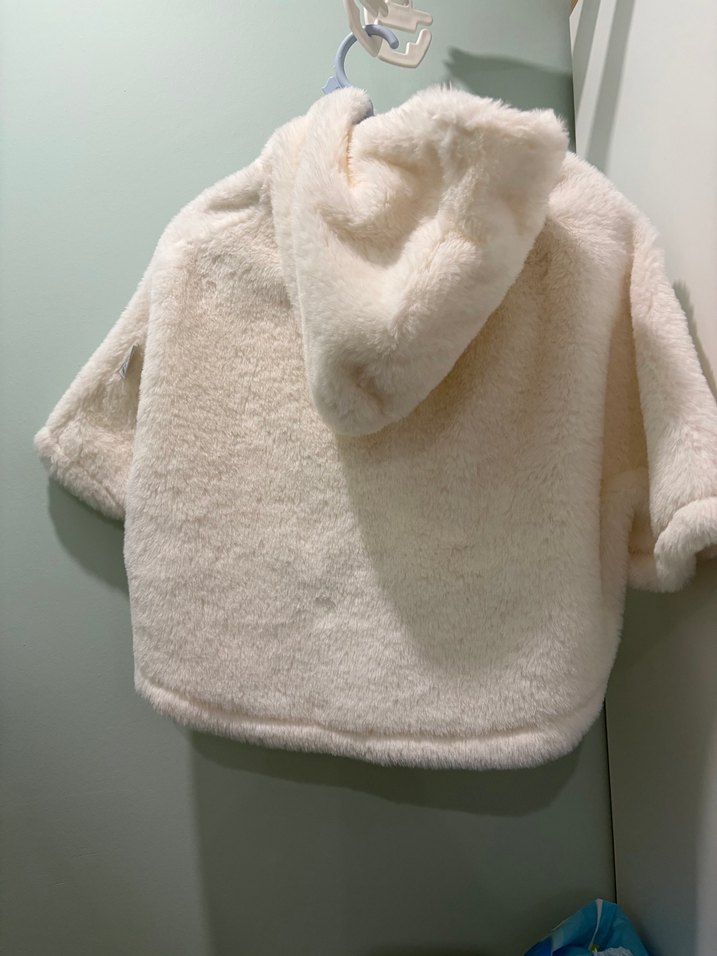 Kız Bebek Beyaz Kapüşonlu Kürk Detaylı Fiyonk Kurdeleli Panço - Görsel 2