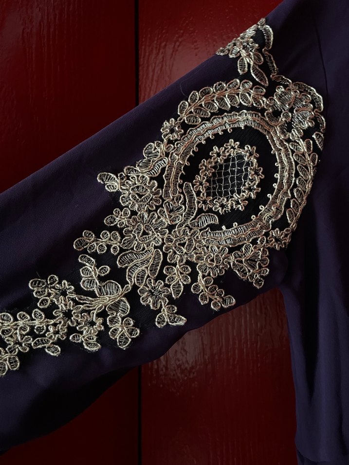 Uzun Kollu İşlemeli Siyah Gotik Kadın Elbisesi - Görsel 2