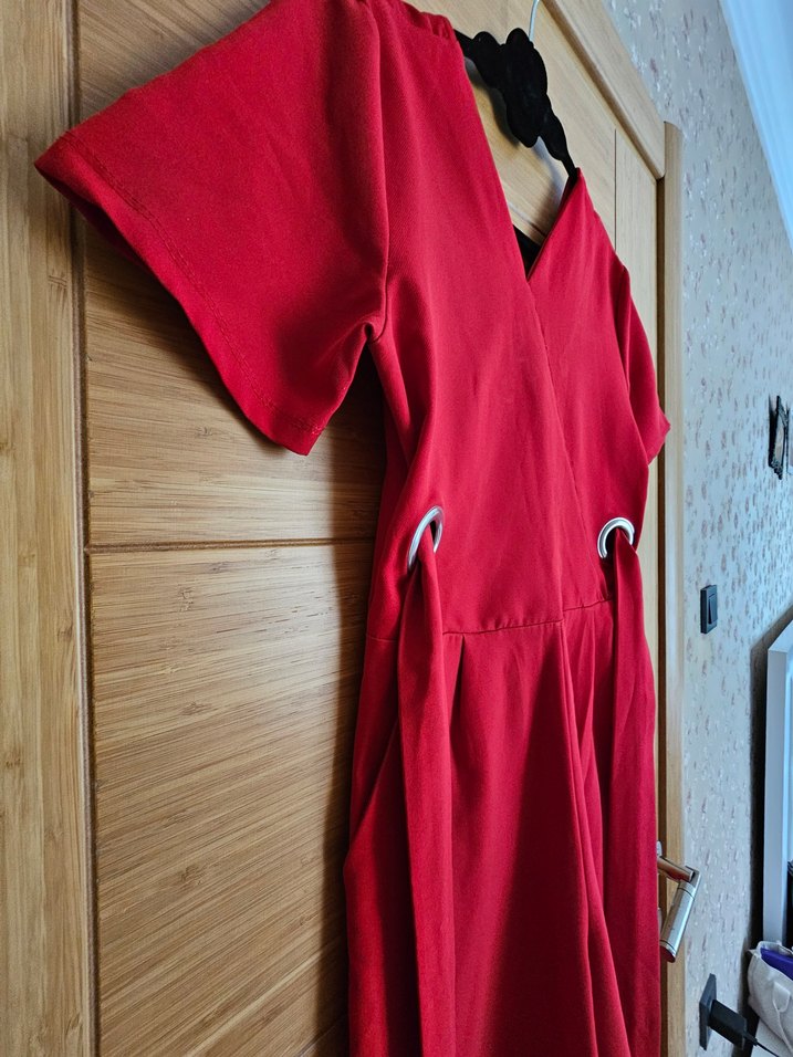 Kırmızı Kuşaklı Şık Elbise  Temiz ve Kullanışlı - Görsel 4