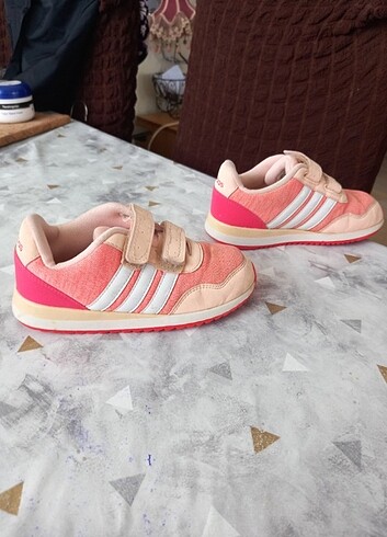Adidas Spor Ayakkabı.