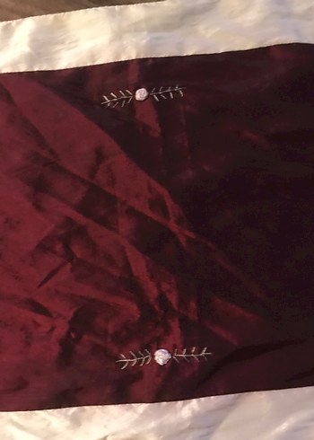 Bordo İşlemeli Parlak Masa Örtüsü - Görsel 3