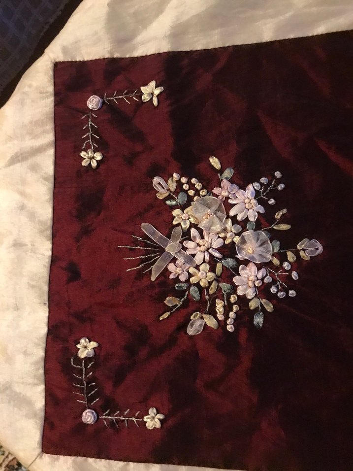 Bordo İşlemeli Parlak Masa Örtüsü - Görsel 2