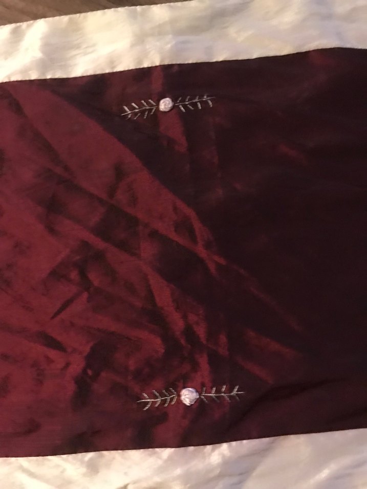 Bordo İşlemeli Parlak Masa Örtüsü - Görsel 3