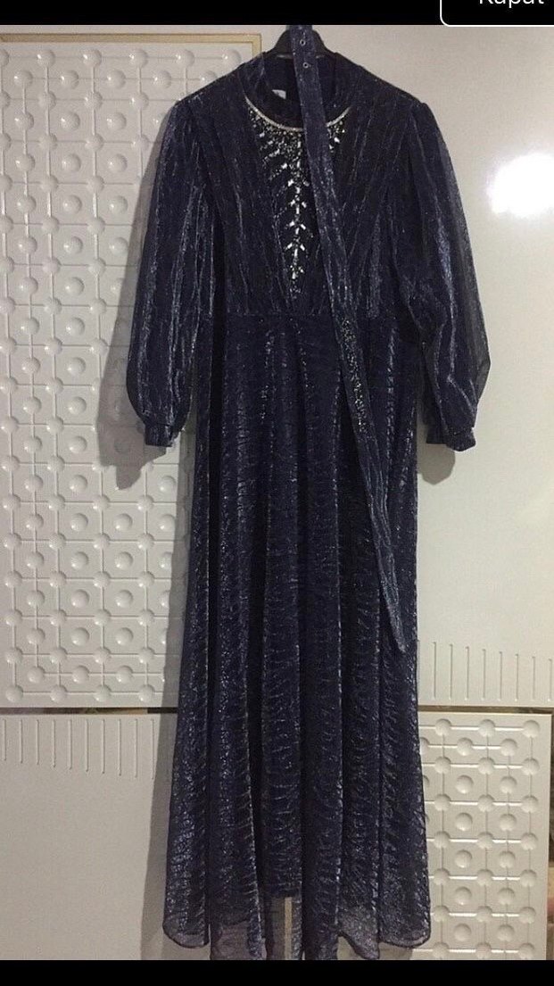 Parlak Siyah Gotik Uzun Abiye Elbise - Görsel 4