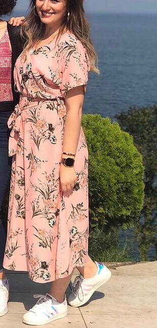 Çiçekli elbise