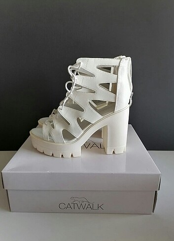 Catwalk beyaz kalın topuklu ipli ayakkabı 