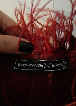 Raisa & Vanessa Kırmızı tüylü gece kıyafeti 