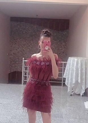 Kirmizi tuylu gece elbisesi