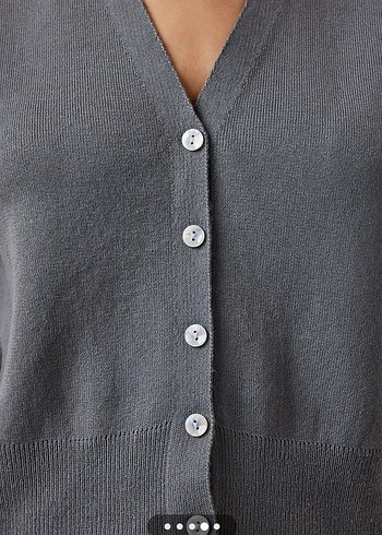 Düğmeli V Yaka Gri Kısa Triko Yelek - Görsel 3