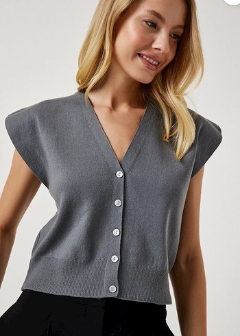Düğmeli V Yaka Gri Kısa Triko Yelek - Görsel 4