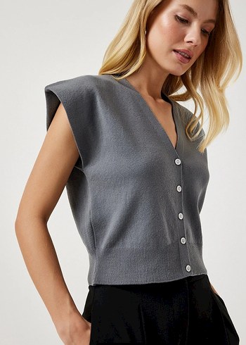 Düğmeli V Yaka Gri Kısa Triko Yelek - Görsel 2