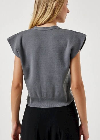 Düğmeli V Yaka Gri Kısa Triko Yelek - Görsel 5