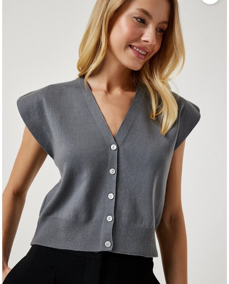 Düğmeli V Yaka Gri Kısa Triko Yelek - Görsel 4
