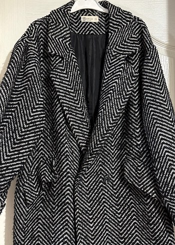 Siyah Beyaz Desenli Uzun Kaban - Görsel 2