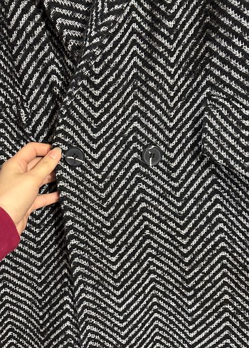 Siyah Beyaz Desenli Uzun Kaban - Görsel 3