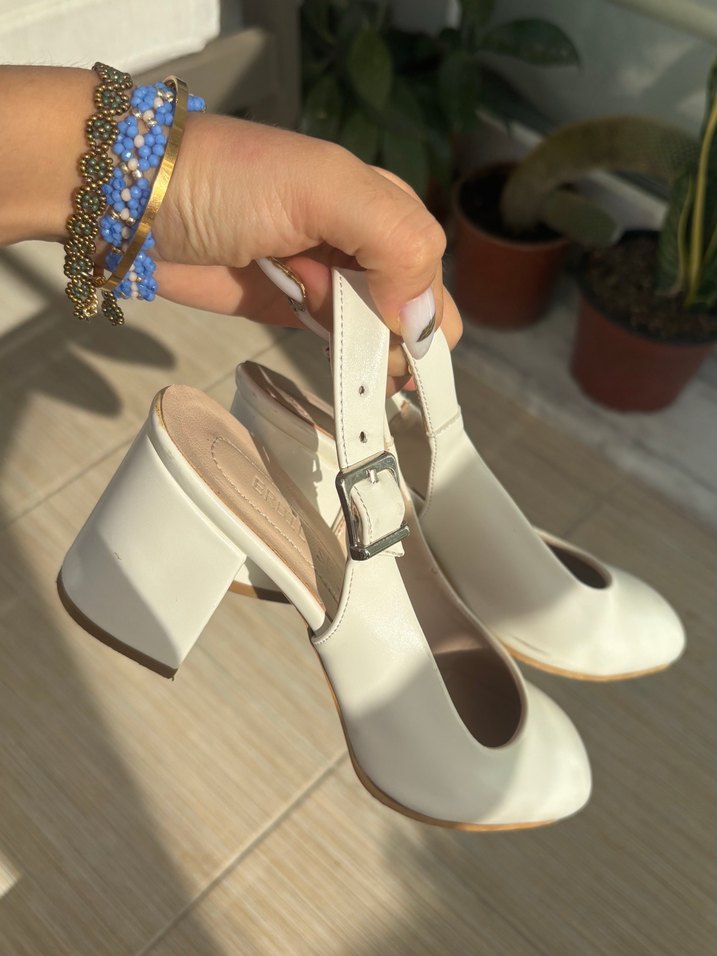 Beyaz Tokalı Kalın Topuklu Kadın Ayakkabı - Görsel 2