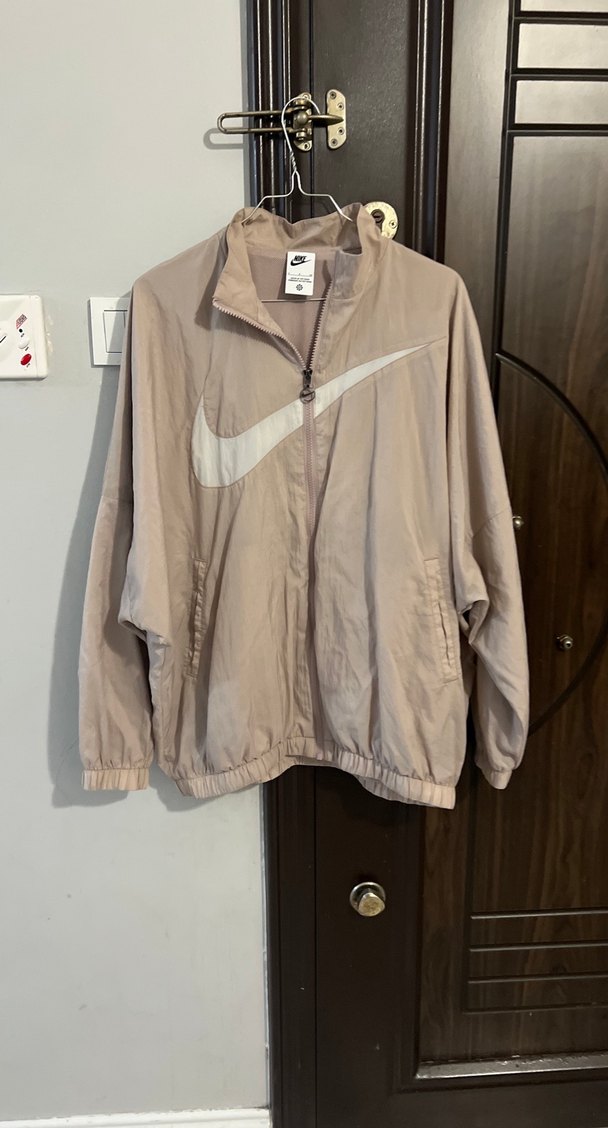 Nike Bej Rahat Kesim bayan yağmurluk orjinal - Görsel 2