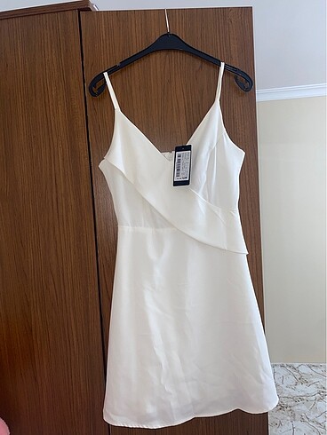 Beyaz askılı elbise