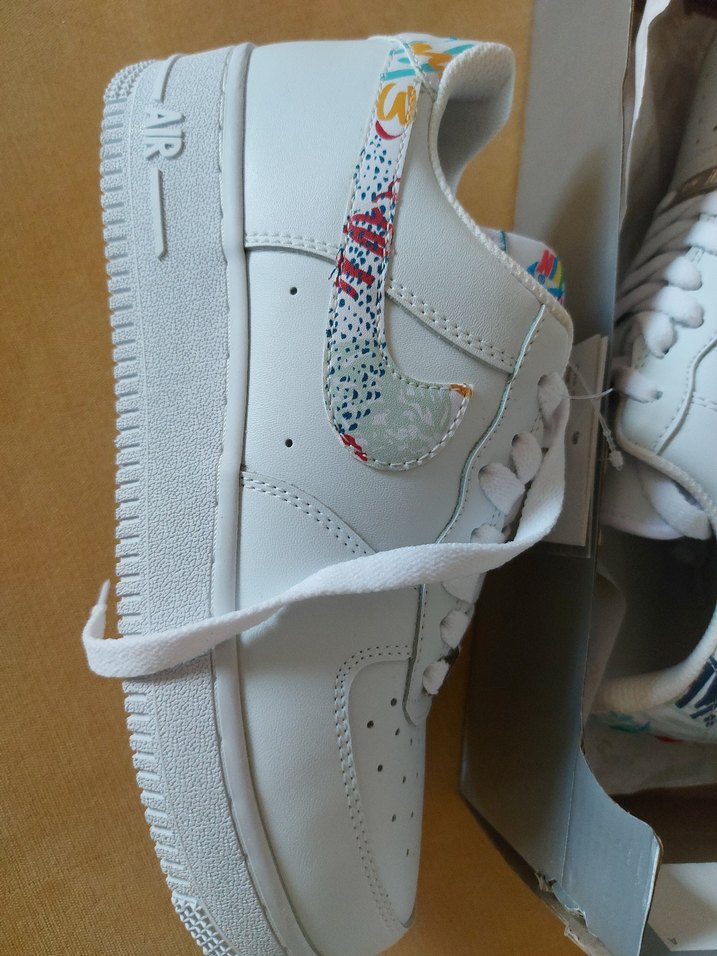 NIKE Renkli Baskılı Beyaz Kadın Spor Ayakkabı - Görsel 4