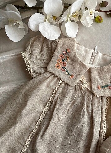 Civil Keten kumaş çantalı yakası çiçek işlemeli organik kız bebek elbi