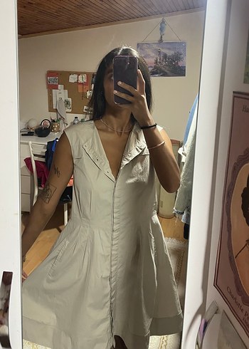 V Yaka Düğmeli Kolsuz Midi Elbise