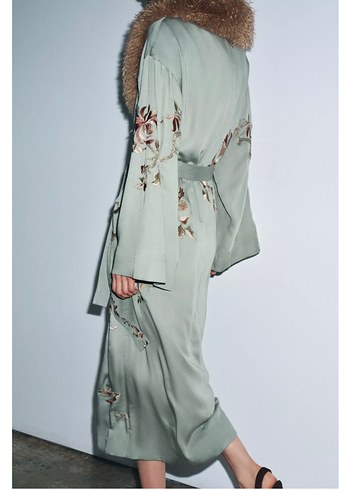 Zw collection kürk yakalı işlemeli kimono - Görsel 6