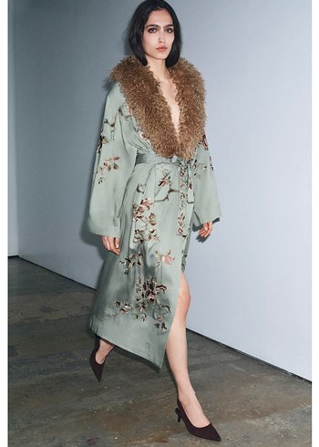 Zw collection kürk yakalı işlemeli kimono - Görsel 4