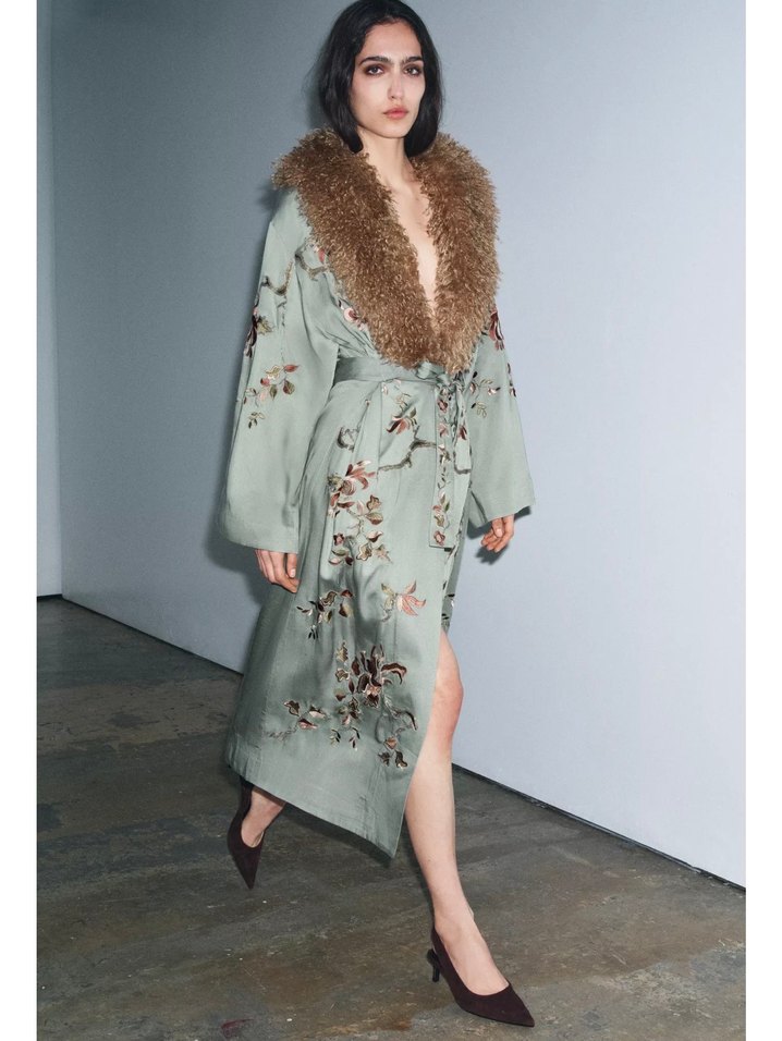 Zw collection kürk yakalı işlemeli kimono - Görsel 4