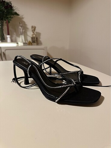 Zara taşlı sandalet