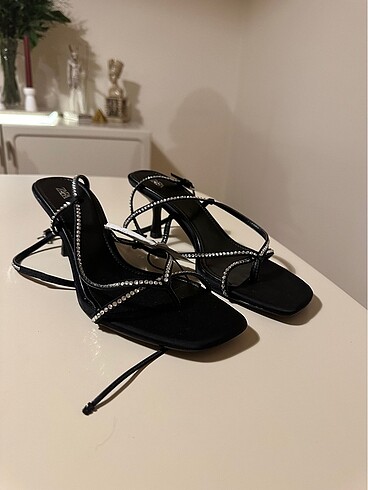 39 Beden Zara taşlı sandalet
