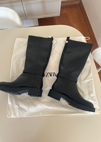 39 Beden Zara tokalı tırtır tabanlı çizme