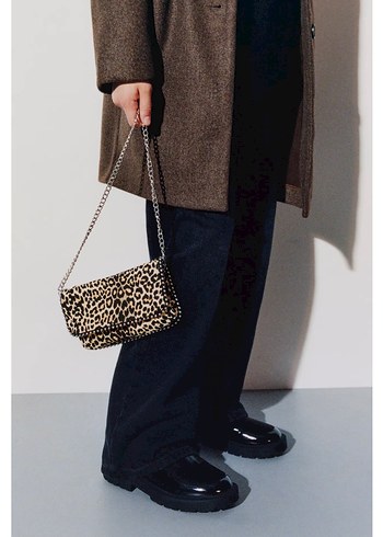 Zara Zincir Detaylı Leopar Desenli Çanta