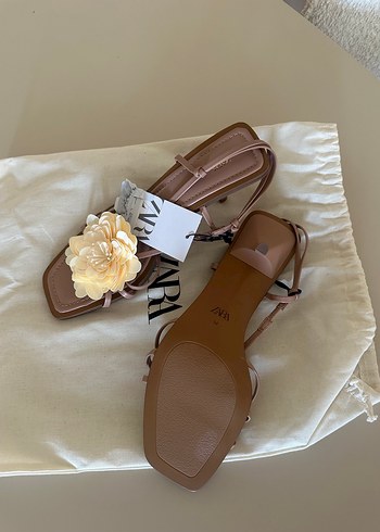 38 Beden Zara Çiçek Detaylı Stiletto Topuklu Sandalet