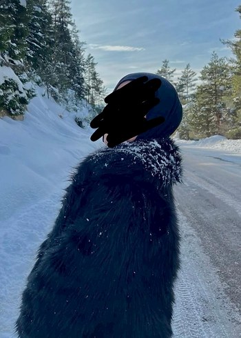 Kürk Detaylı Siyah Midi Kapüşonlu Mont - Görsel 3