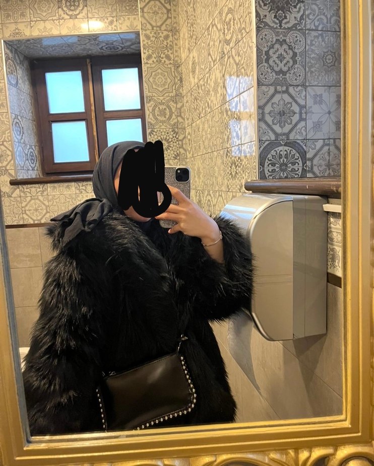 Kürk Detaylı Siyah Midi Kapüşonlu Mont - Görsel 5