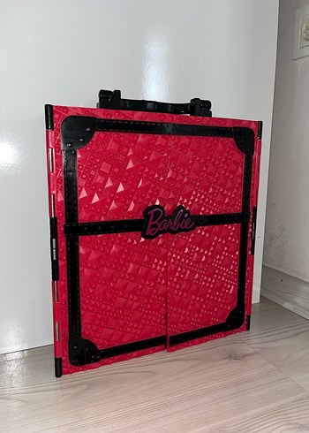 Beden Orijinal Barbie Dolabı