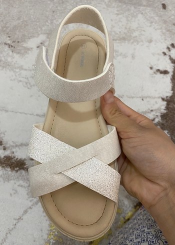 Kız Çocuk Beyaz Tokalı Sandalet - Görsel 2